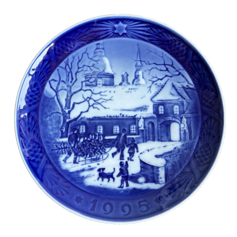 Royal Copenhagen 1995 Christmas Plate Christmas at the Manor House Box COA
